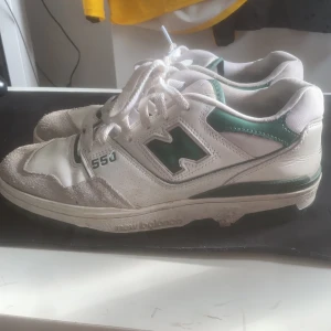 New balance 550 - Köptes för ungefär en månad sen och har änvönds lite grann. Skick 9/10. Nypris ungefär 2600. Box ingår!