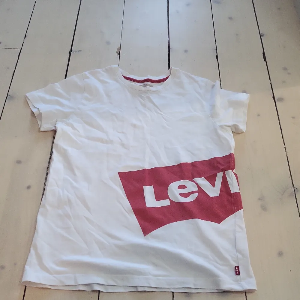En levis tröja som jag köpte second hand i Stockholm men aldrig använde. T-shirts.