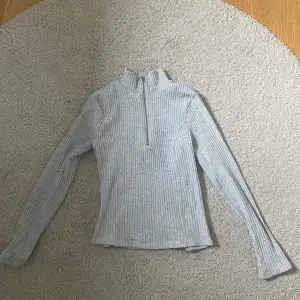 Grå tröja i storlek M/L - Köparen står för frakten - Inga returer - Betalning via köp direkt 