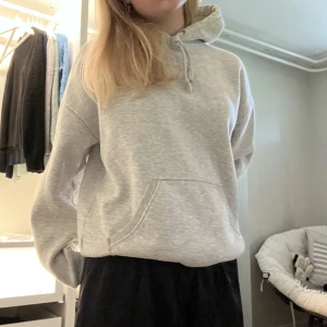 Grå hoodie - Jättemysig grå hoodie från bikbok💓 om ni är intresserad är de bara att trycka via köp nu eller skriva🥰