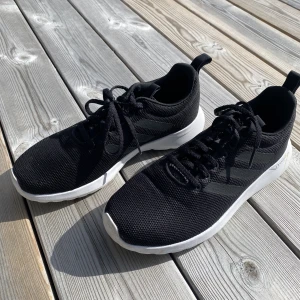 Adidas  - Träningsskor från adidas i storlek 39 och 1/3, mycket bra skick, använt ett fåtal gånger. 