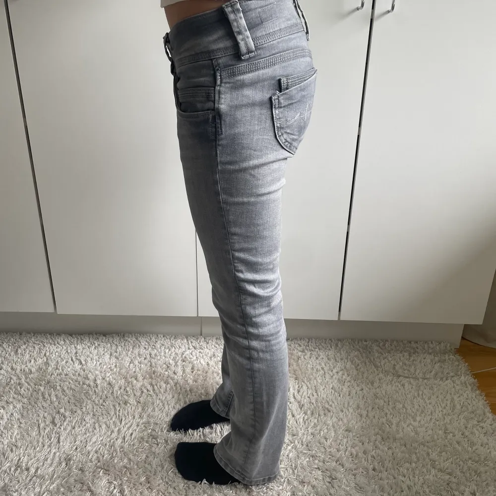 Gråa lågmidjade jeans ”Venus” från pepe i nyskick ❤️‍🔥 köpta på zalando, nypris 999kr Storlek 27/30 ❤️‍🔥❤️‍🔥 modellen är 164cm . Jeans & Byxor.