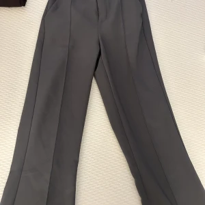 Kostym byxor  - Kostymbyxor från Gina  Stl xxs  