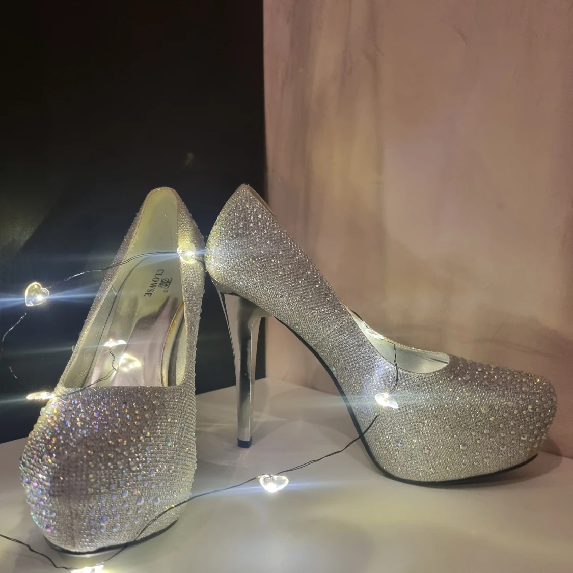 Glittrande silverpumps med skimmrande stenar  - 90