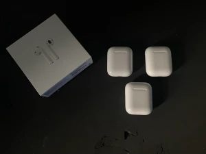 AirPod Gen 1 ”endast skal” - 2/3 solda bra skick och kommer ej med laddare och lådan 