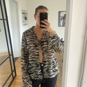 Zebra mesh tröja från bikbok  - Cool zebra tröja i mesh från bikbok. Säljer pga har 2 stycken. Lappar sitter kvar så aldrig använd. Går att knyta på olika sätt framtill.