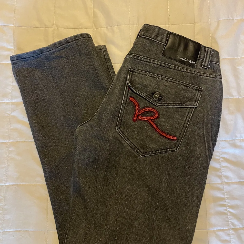 Hej! Säljer dessa byxor från märker Rocawear. Köpte dem här på Plick med de var för stora.  De har inga större tecken på användning och är i bra skick. . Jeans & Byxor.