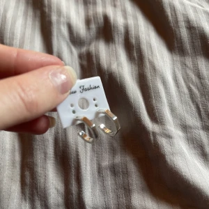 Örhängen  - Köpte 3 pack från gina och var ej intresserad av just dessa så därför säljs dem! Dom är oanvända.