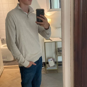 Half zip - Hej jag säljer denna feta half zipen! Hör av dig om du e intresserad  Den är från Jack and Jones