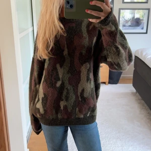 Kamouflage tröja - Super fin stickad tröja med kamouflage mönster 💚