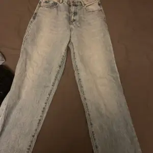 Säljer mina jätte fina jeans form Abrand jeans💞 dem är jätte fina och passar i längden💞 skulle säga att dem passar storlek 34/36💞nypris ca 899