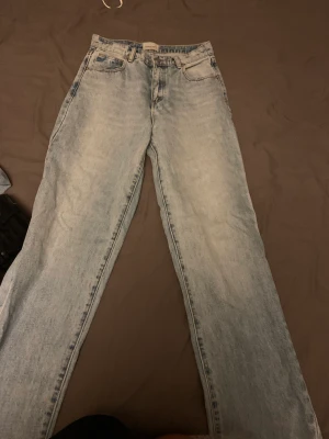 A brand jeans  - Säljer mina jätte fina jeans form Abrand jeans💞 dem är jätte fina och passar i längden💞 skulle säga att dem passar storlek 34/36💞nypris ca 899