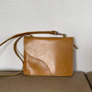 ATP Atelier väska Siena i brunt/oranget läder. Använt skick med repor som det lätt blir på den här typen av läder. Dustbag medföljer.  Nypris 3.700kr (säls inte längre). 
