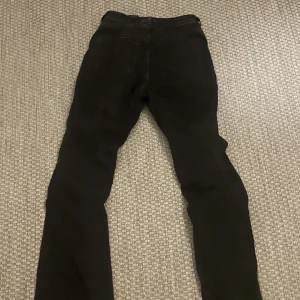 Jeans  - Svart jeans från hm, säljer då de är långa på mig som är 161, därav lite uppgångna längs ner men inget stort. Hör av er vid frågor 💕