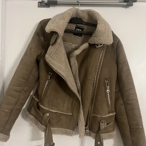 Höstjacka Zara  - Höstjacka inköpt på zara i färgen mörkbeige. Storlek s och är i nyskick. 