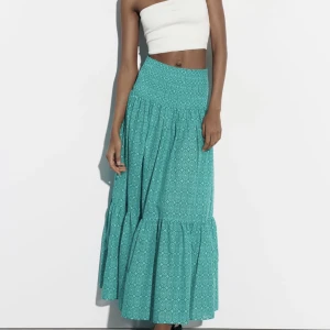 Zara kjol - Superfin och knappt använd! Funkar även med en tjocktröja nu i vinter!! så snygg