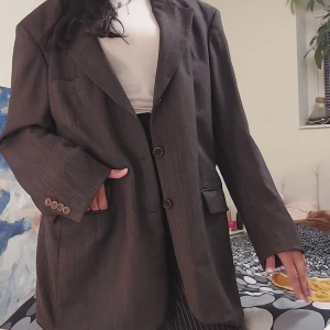 Oversized blazer - Säljer denna höstiga blazern. Den är brun och materialet är en tweed/ullblandning. Lite för oversized på mina axlar (jag är en xs-s storlek). Kontakta mig gärna om du har vidare frågor, funderingar eller mer bilder! 💞