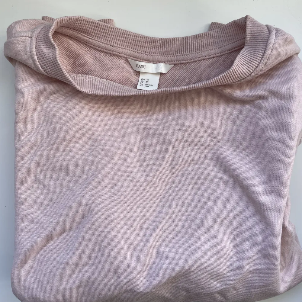 Basic sweatshirt i fin rosa färg! Bra kvalitet och knappt använd. Skulle mer säga att den är som en S än xs.. Tröjor & Koftor.