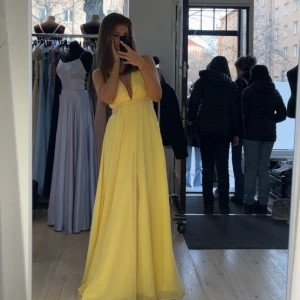 Gul balklänning - Balklänning i chiffong, storlek 2 (34)💛Köpt i våras inför balen, och alltså endast använd en gång. Klänningen är justerbar, både stretch i midjan samt band som kan knytas på flera olika sätt. Köpt i Sthlm och säljer för 1900 kr, men pris kan diskuteras! 💛