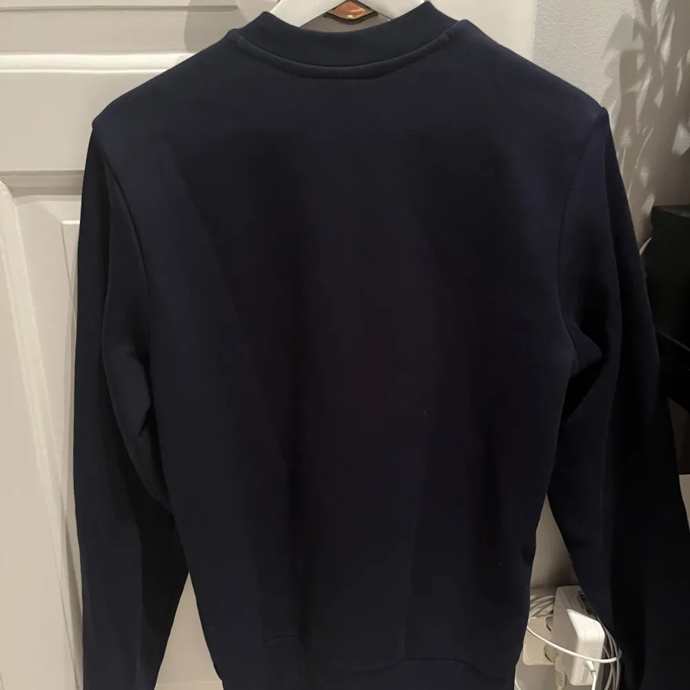 Snygg tröja från Lacoste. Skick 10/10 använd 1 gång. Köpt på Åhléns i Stockholm för 1300kr . Tröjor & Koftor.