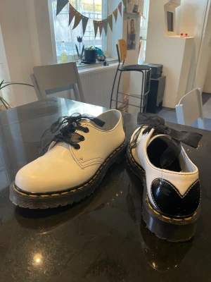 Valentines Dr Martens vita  - Jättesöta unika Dr Martens använda cirka 2,5 gånger.  De är jättefina men passar inte riktigt min stil som jag hade tänkt.  De är helt utan defekter 
