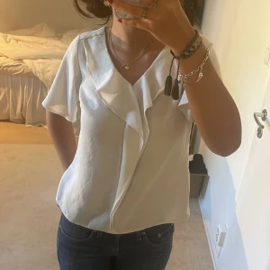 blus - snygg blus! I skönt material, aldrig använt så i bra skick💋
