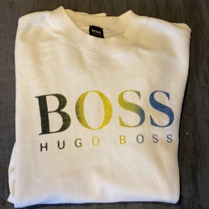 Hugo Boss tröja -Vit  - Hugo Boss sweatshirt (vit). Storlek L. Väldigt fint skick. Hör av dig vid frågor.