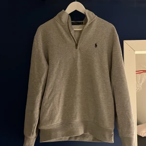 Ralph lauren half zip - Ralph lauren half zip i storlek M, skick 10/10. Säljer eftersom att den sitter för stort på mig. Ordenaire pris 1795kr, mitt pris 1200, pris kan diskuteras.
