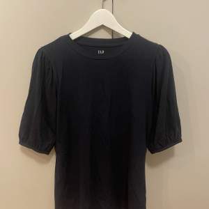 Jätte fin mörkblå T-shirt från Gap med lite ”puffärm”. Super skönt material 🫶 