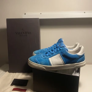 Valentino flycrews  - Valentino flycrews!🦋 Storlek 41 (fits 42) Skick: 7.5/10 imo, några nitar som har lossnat men finns fortfarande mycket liv kvar i skorna! Box, dustbag och ett kuvert från valentino medföljer🥂 Vid frågor eller fler bilder så är det bara att skicka pm🙌