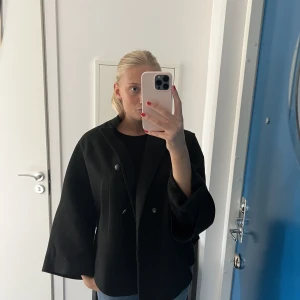 Kappa MANGO - Säljer denna poncho/kappan från Mango! Jättefint skick! Strl S