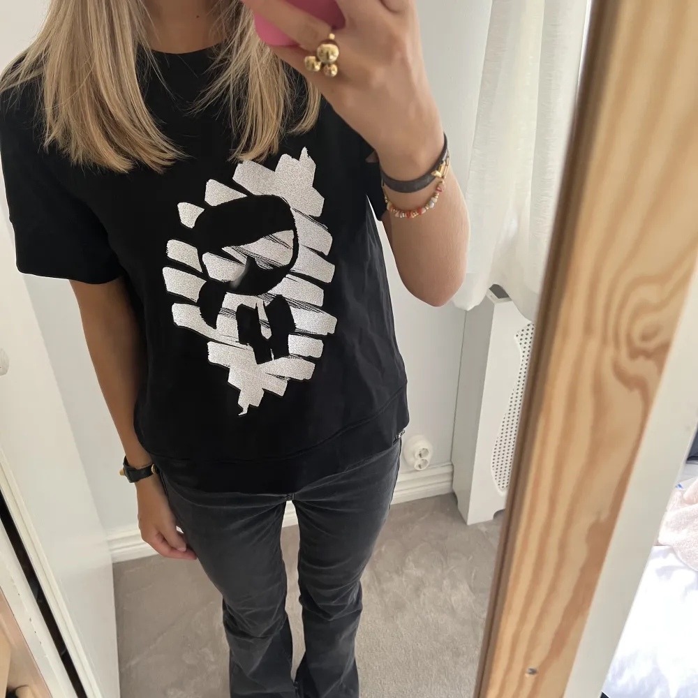 Jätte snygg t-shirt ifrån Karl Lagerfeldt. Den är i ”sweatshirt material”. Super fin till både jeans som kjol!🥰🥰diskuterar gärna priset såklart🥰. T-shirts.
