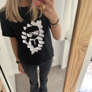 Karl lagerfeldt tröja - Jätte snygg t-shirt ifrån Karl Lagerfeldt. Den är i ”sweatshirt material”. Super fin till både jeans som kjol!🥰🥰diskuterar gärna priset såklart🥰