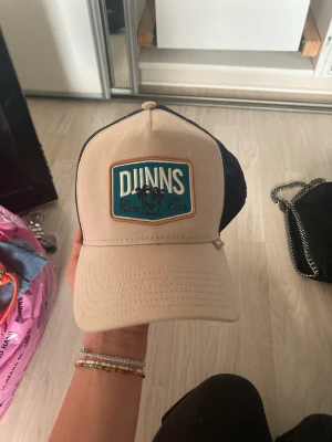 Djinns keps  - Skitcool keps från Djinns. Inte använd mycket. 