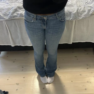 Lågmidjade jeans - Så snygga lågmidjade utsvängda jeans från Zara, midjemått 35 innerbenslängd 82 cm! Jag är 165💕