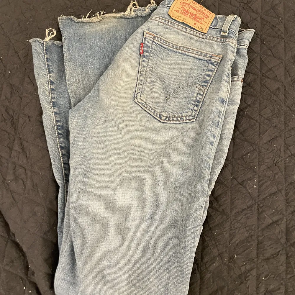 Hej! Säljer dessa sjuuukt snygga vintage low waist jeans från Levi’s. Säljs pågrund utav att dom tyvärr är för små för mig🥲 Skriv jättegärna privat om mer information mm💙. Jeans & Byxor.