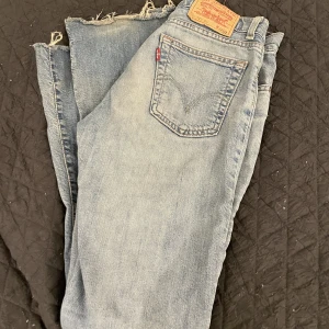 Blåa bootcut Levis vintage, low waist - Hej! Säljer dessa sjuuukt snygga vintage low waist jeans från Levi’s. Säljs pågrund utav att dom tyvärr är för små för mig🥲 Skriv jättegärna privat om mer information mm💙