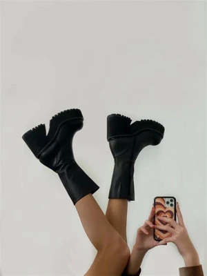 UNIF boots - Drömmiga statement Parker boots från UNIF, endast använda en gång då mina vader tyvärr är för breda 🥲kartong finns om så önskas! 