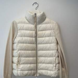 En krämvit moncler jacka/cardigan i storlek XS. Fint skick men finns lite små små fläckar som knappt inte syns. Ordinariepris är 7799kr och köpt på NK. 🩷🩵