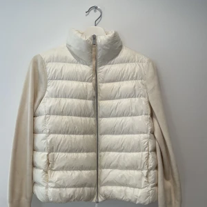 Moncler jacka  - En krämvit moncler jacka/cardigan i storlek XS. Fint skick men finns lite små små fläckar som knappt inte syns. Ordinariepris är 7799kr och köpt på NK. 🩷🩵
