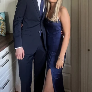 Balklänning - Tidslös och snygg balklänning! Endast använd en gång. Finns även smala axelband som korsas i ryggen. 