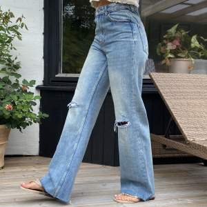 Supercoola jeans från Zara🩵 Storlek 34, jag är 170cm. 
