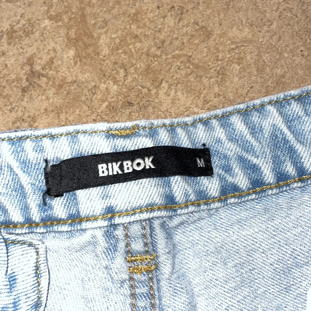 Säljer dessa jeansshorts från Bikbok då dom är för små, använd få gånger. Är fransade i låren, men annars i nyskick Storlek:M. Shorts.