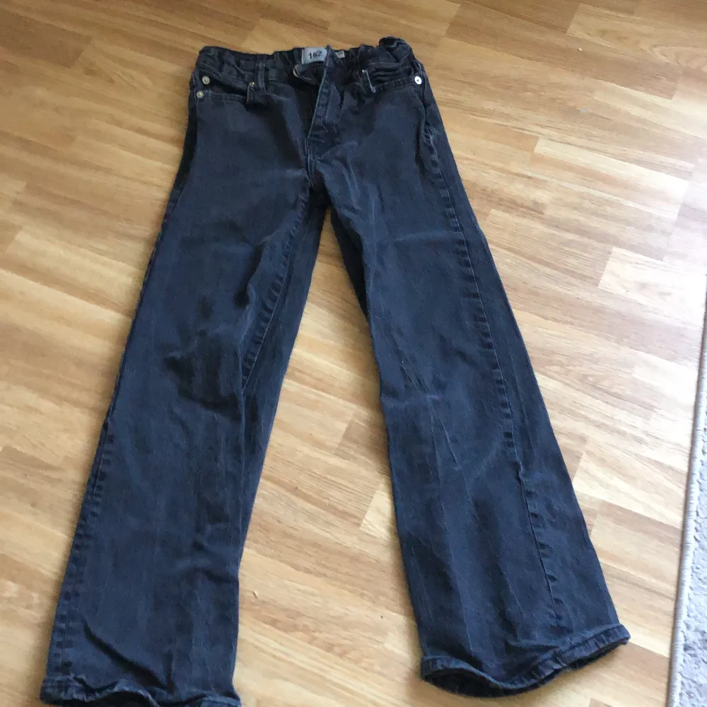 Säljer nu dessa jätte fina byxor från lager 157, säljer för dom är för korta och inte använt så mycket❤️pris kan diskuteras❤️. Jeans & Byxor.