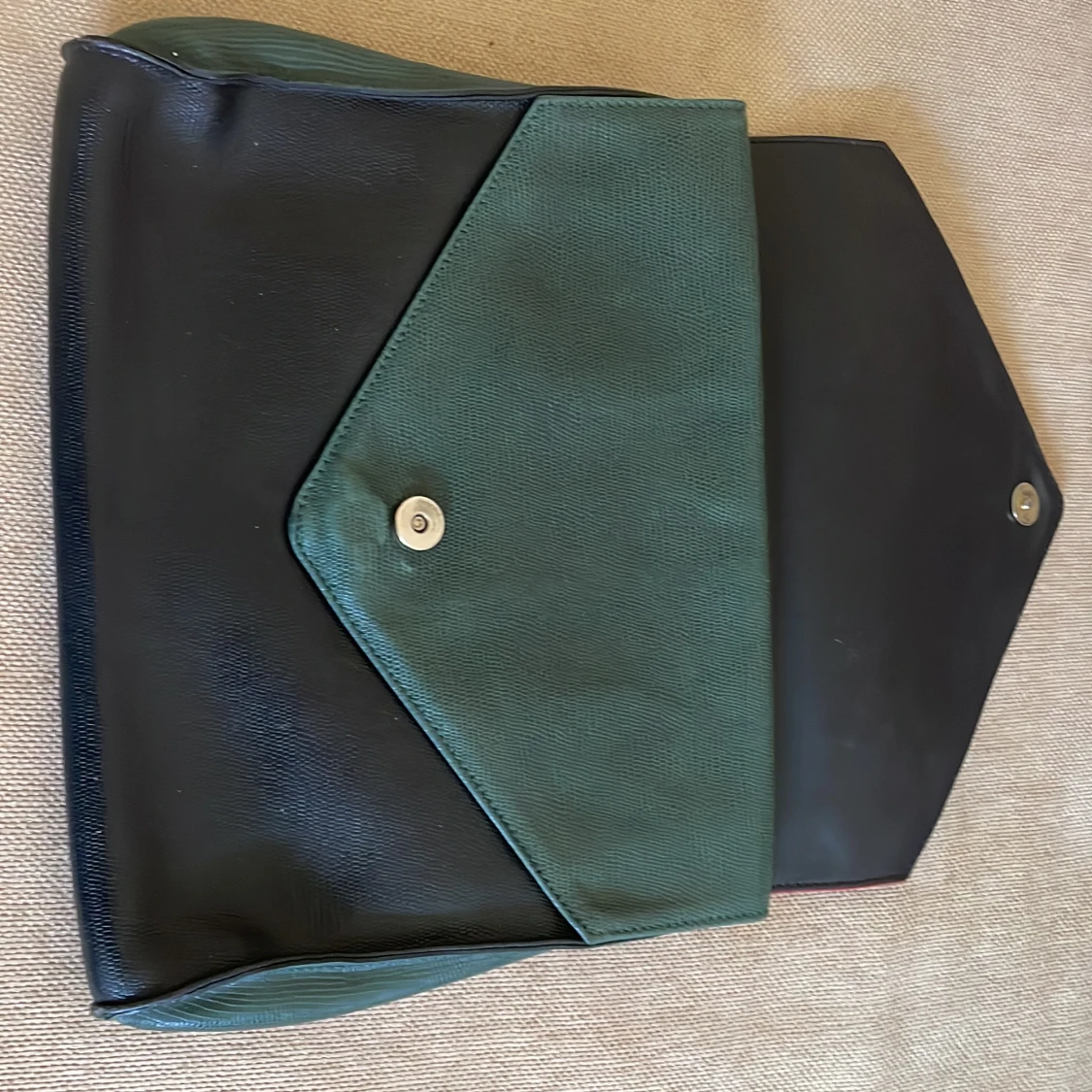 Kuvertväska i älta skinn. - 91