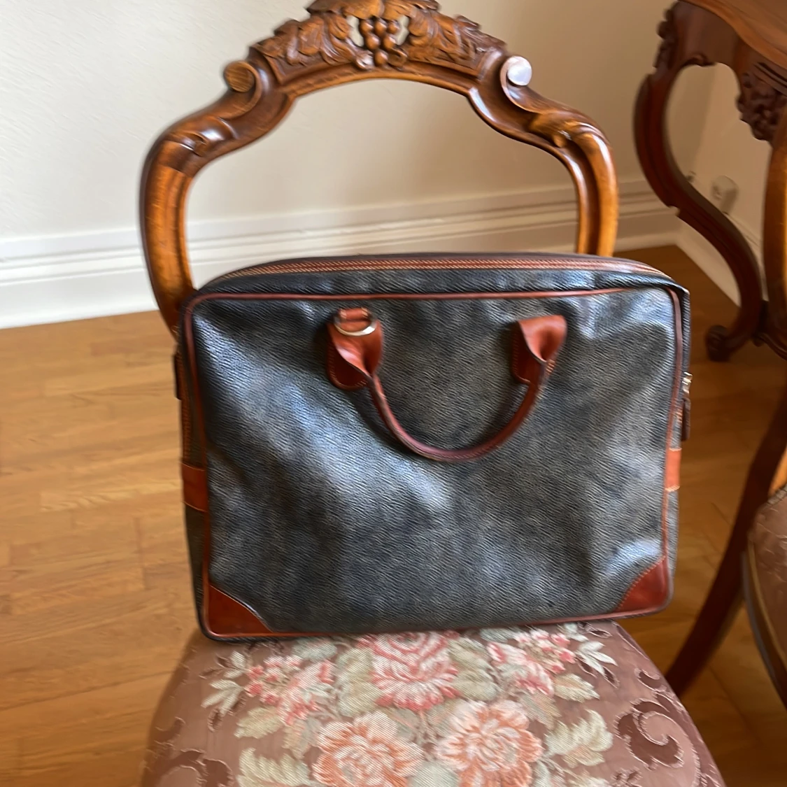 Väska i äkta läder. Endast avhämtning. Jag flyttar utomlands, så det är lite bråttom. - 91