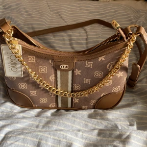 Väska - Rymlig handväska prislappen kvar! Köpt i Dubai men kom tyvärr aldrig till användning. Nypris 450kr mitt pris 270kr Pris kan diskuteras 