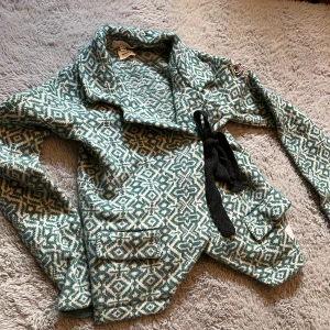 Odd Molly  - Säljer en svin snygg kofta som är tyvärr för liten för mig. Den är i storlek  xs och är i nysick 