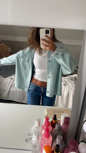 Zara mockajacka - En ljusblå mockajacka ifrån zara❤️Knappt använd i storlek  Xs. Pris kan diskuteras ❤️