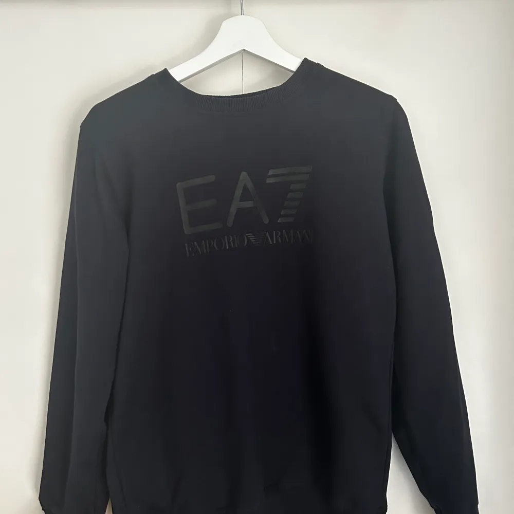 EA7 tröja som ej används längre. Tröjan är i ett bra skick 9/10. 1:1 Ej använd på 4-5 år. För mer bilder/videos skriv! Pris kan diskuteras!. Tröjor & Koftor.